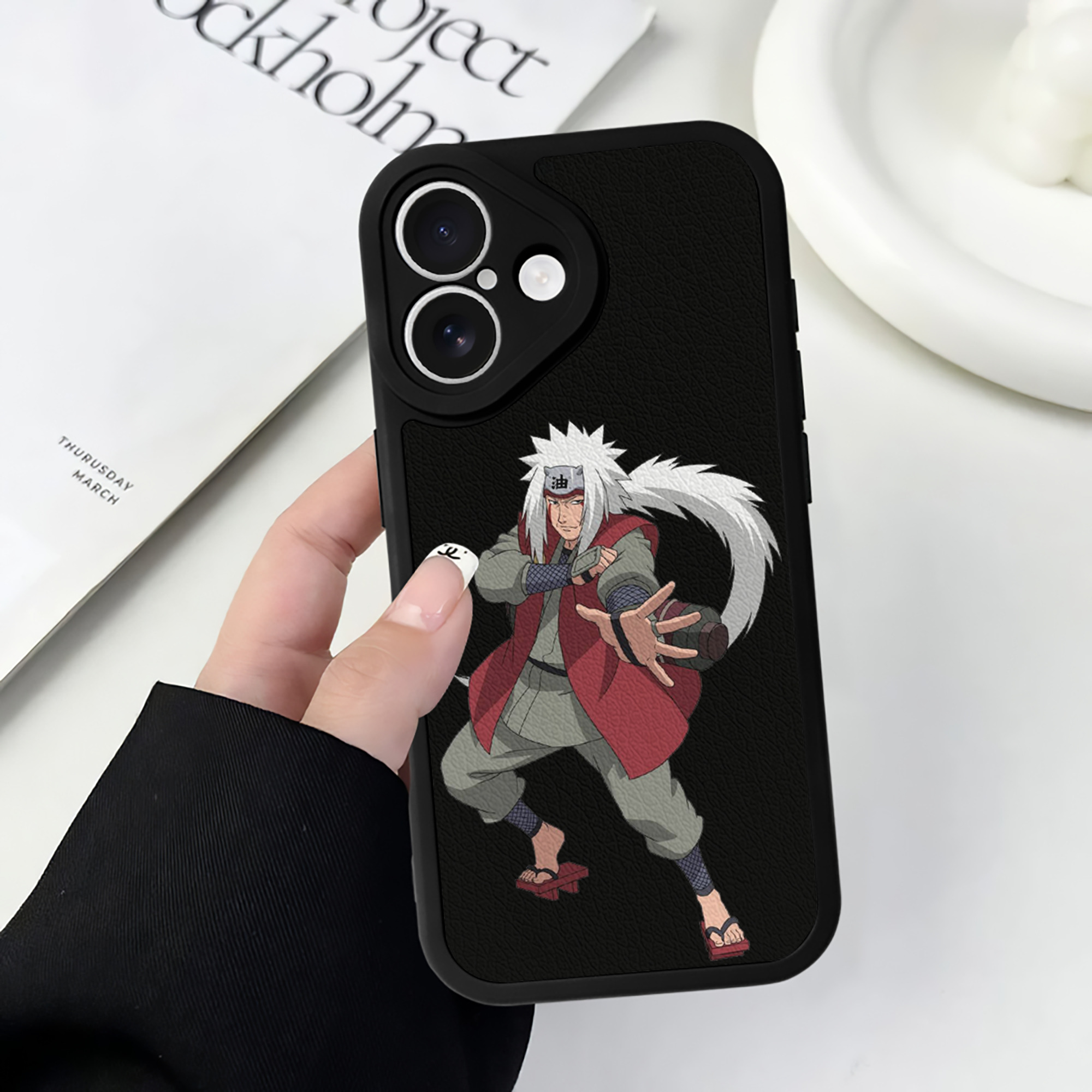 （画像用） NARUTO -ナルト- 自来也（じらいや） Jiraiya 【iPhone 16シリーズ対応】シリコンスマホケース（レザー調） 材質：シリコン